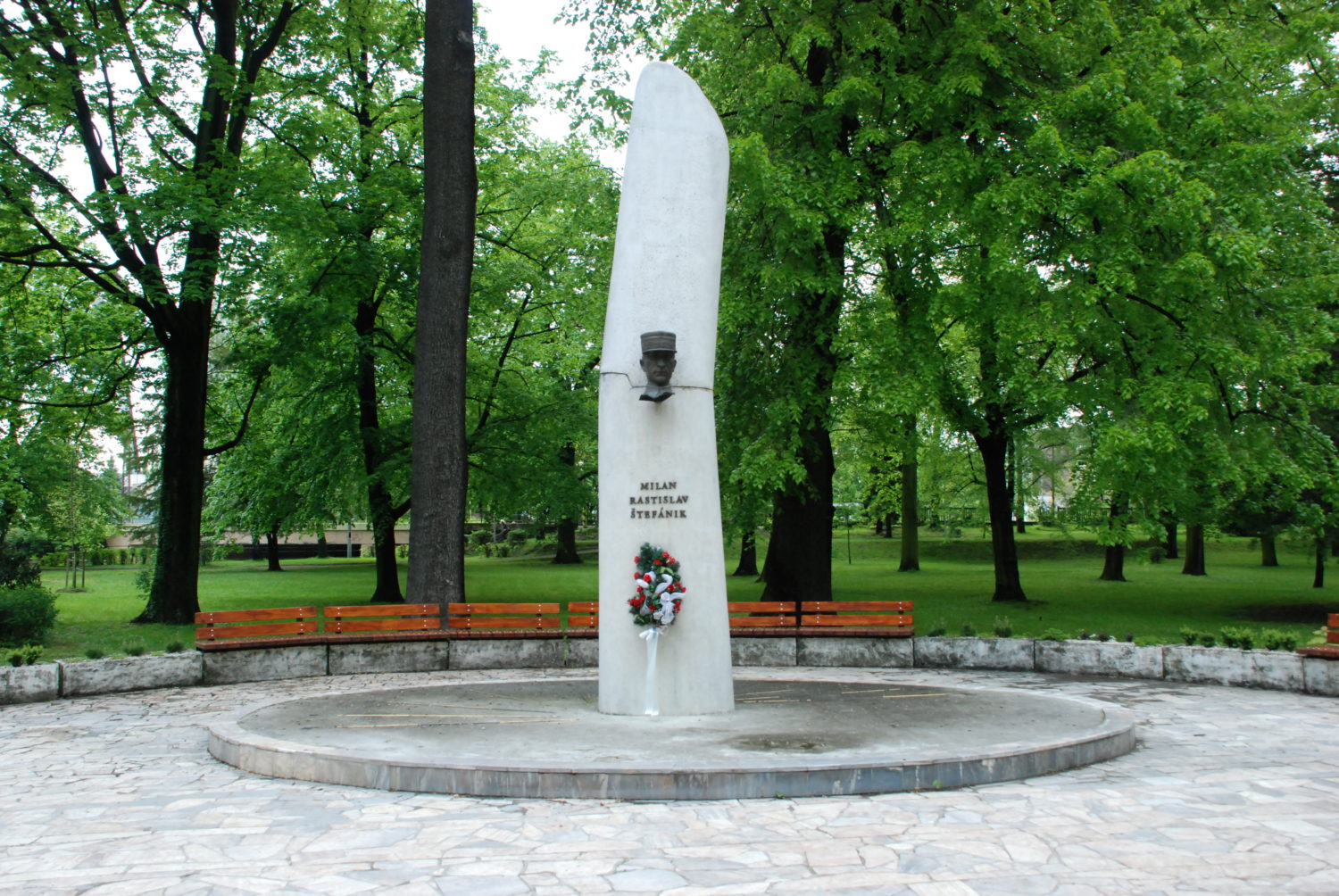 Pamätník M. R. Štefánika v mestskom parku